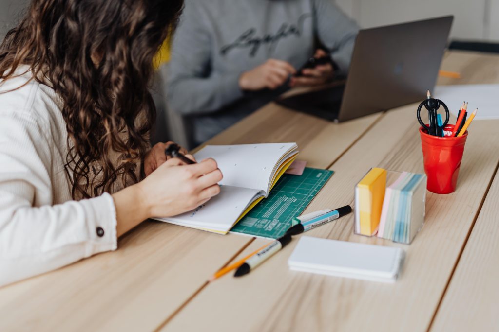 kaboompics_woman-with-organizer-man-with-laptop-16986